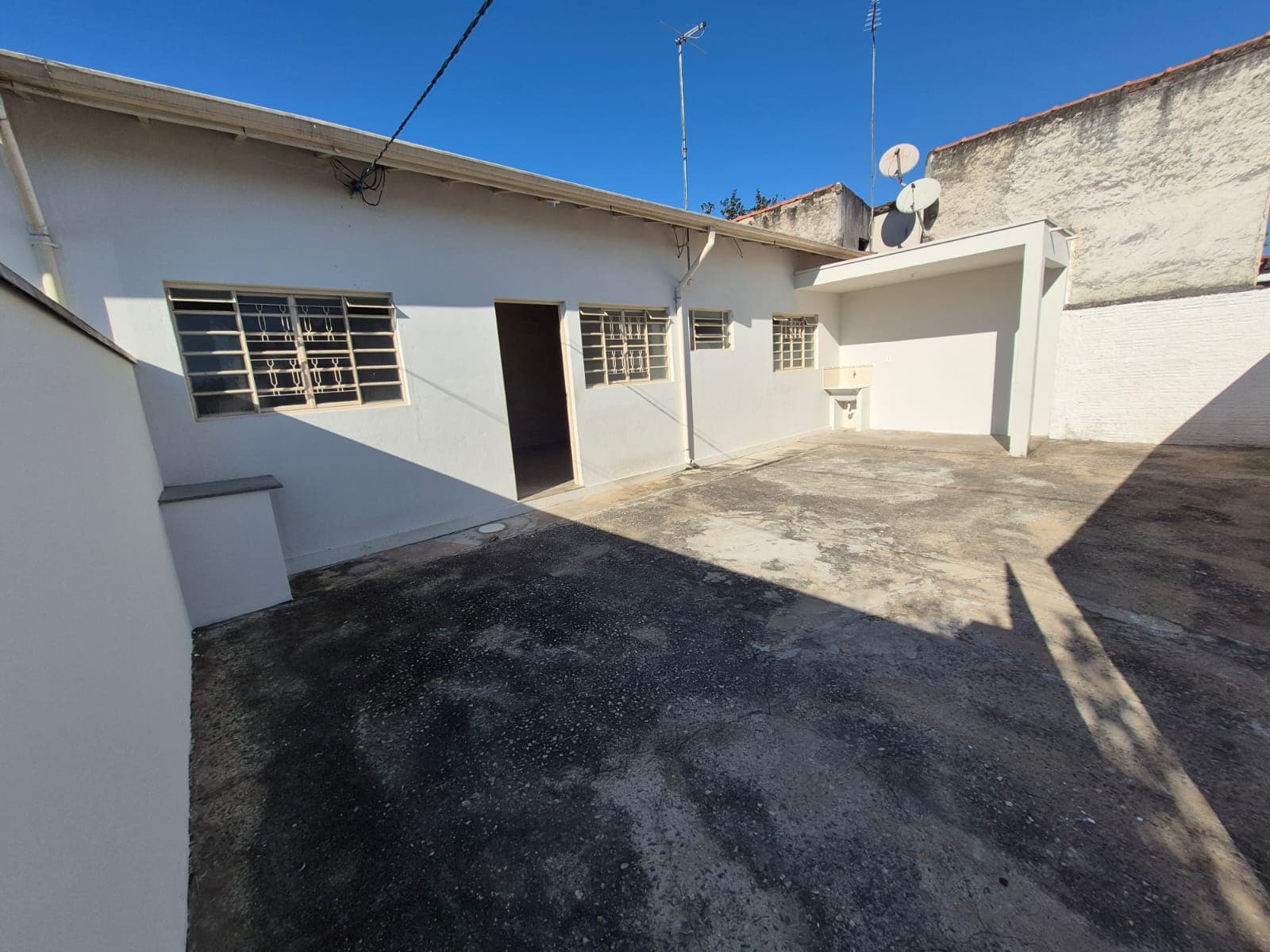Foto do imóvel — Casa com 1 quarto e amplo quintal para locação